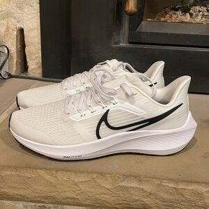 Nike Air Zoom Pegasus Sneakers EU 39 Men’s 6.5 Women’s 8.5 White and Black NEW